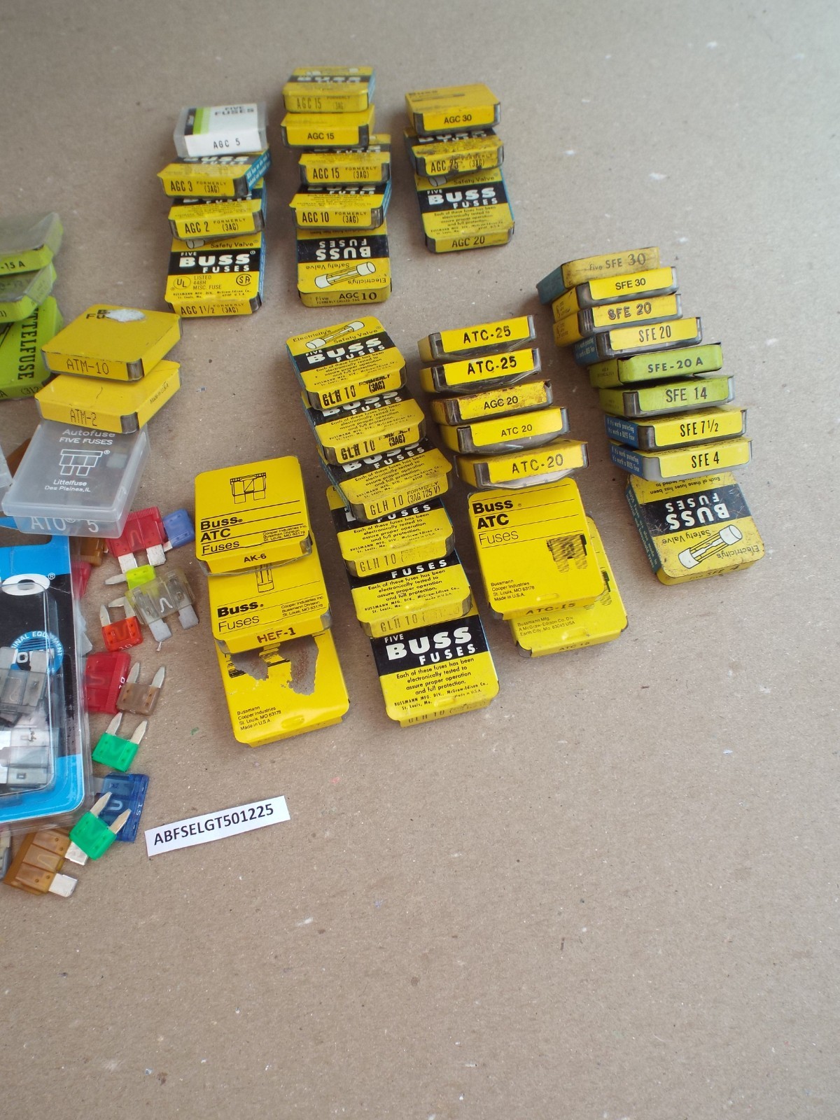 Buss Fuses Tins 1/4 - 30 A, Blade 5 - 50 A & Auto Bulbs Various Types - (Read)