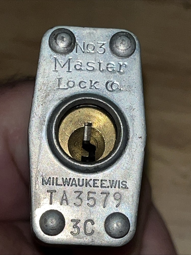 Master Lock Padlock No. 3 Short Shackle w/2 Keys & Box