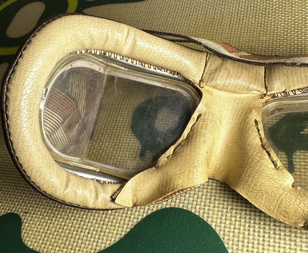 VINTAGE STADIUM MOTORCYCLE / PILOT'S GOGGLES