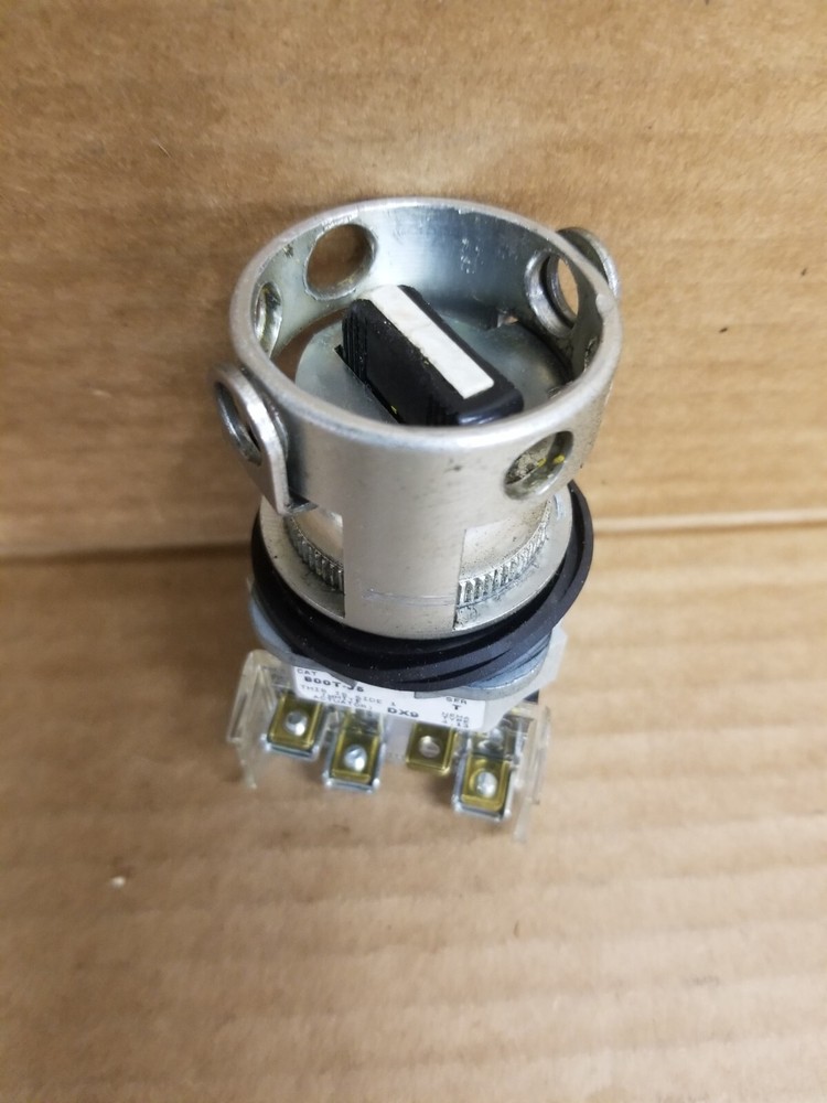 Allen Bradley 800T-J5-DX9     Two Position Selector Switch    Lockable