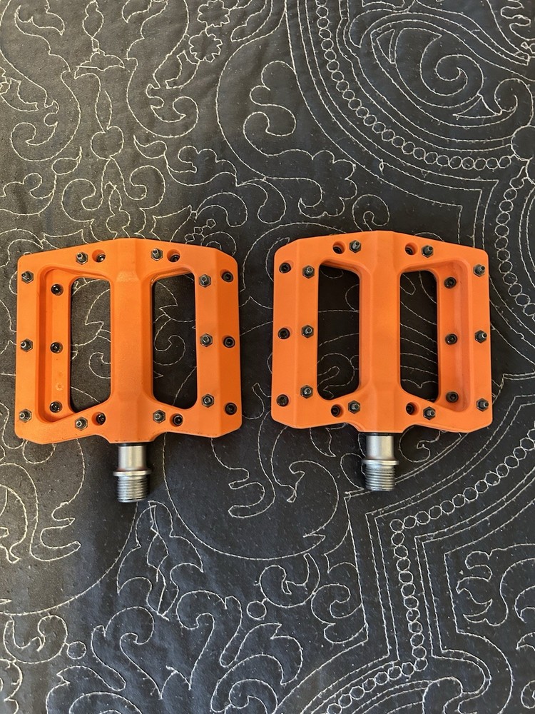 Serra’s Orange Pedals With Replaceable Pins