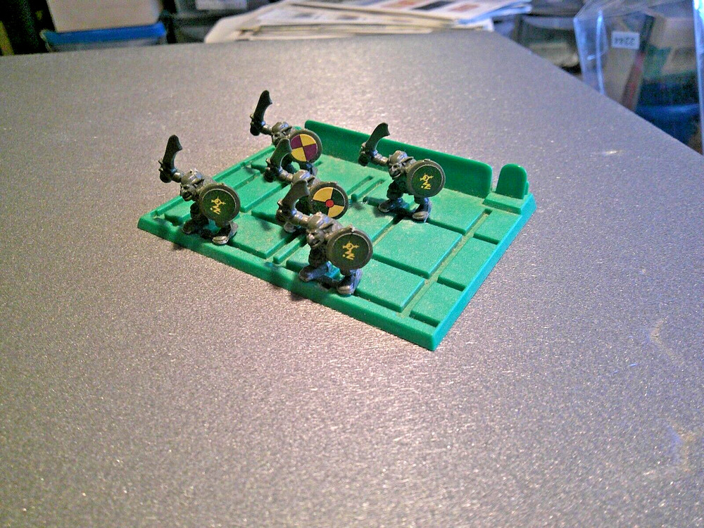 5 Goblin Warriors based vgc plastic MB Games/Games Workshop