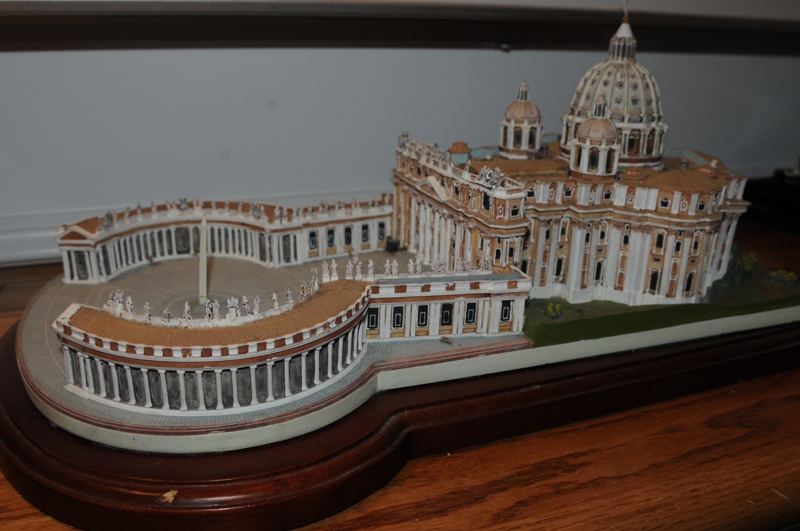 The Vatican St. Peters Basilica Model with Wood Base Religion Christianity *****