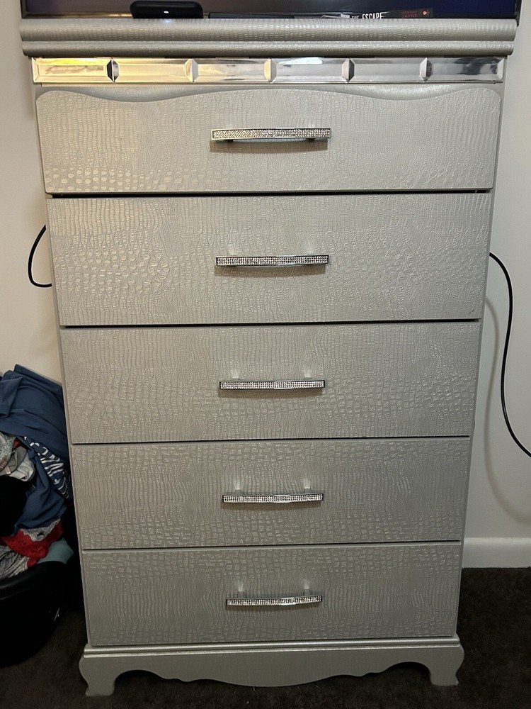 Bedroom Set With Light Up Vanity
