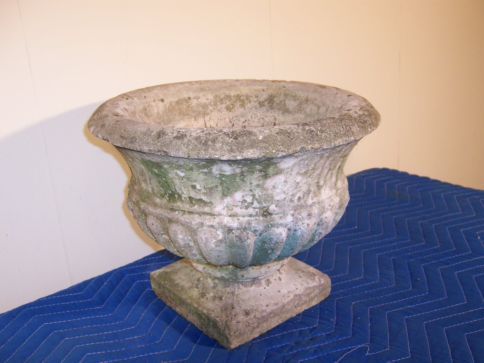 Nice Antique Weathered Concrete Garden Flowerpot Planter Urn Old White Paint