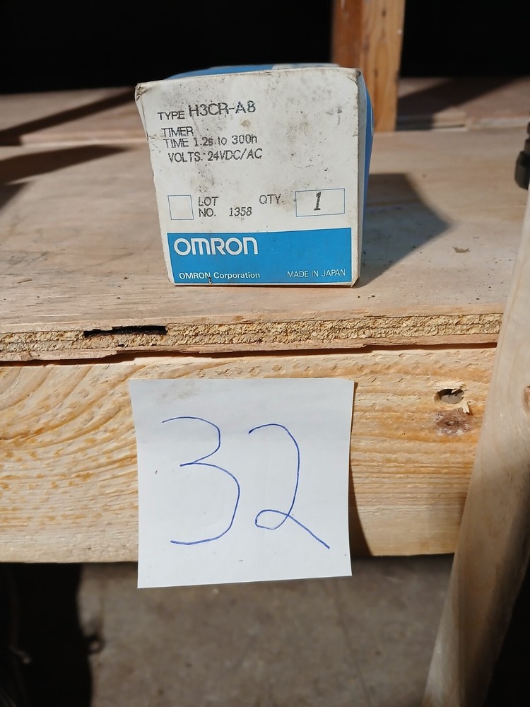 New OMRON  H3CR-A8 TIMER RELAY