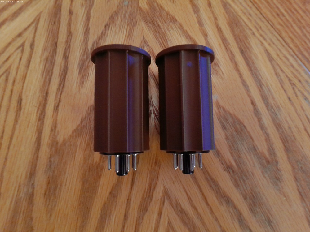 RIBBED OCTAL BASE COIL FORM FOR PROJECTS (60 X 36 MM)