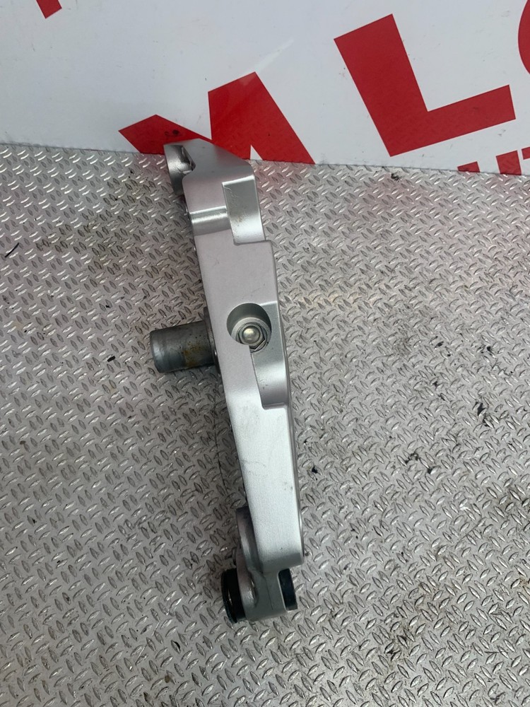 2018 HONDA CB1000R RH SIDE BRACKET SILVER SUPPORT BRACKET RH SIDE REF A017