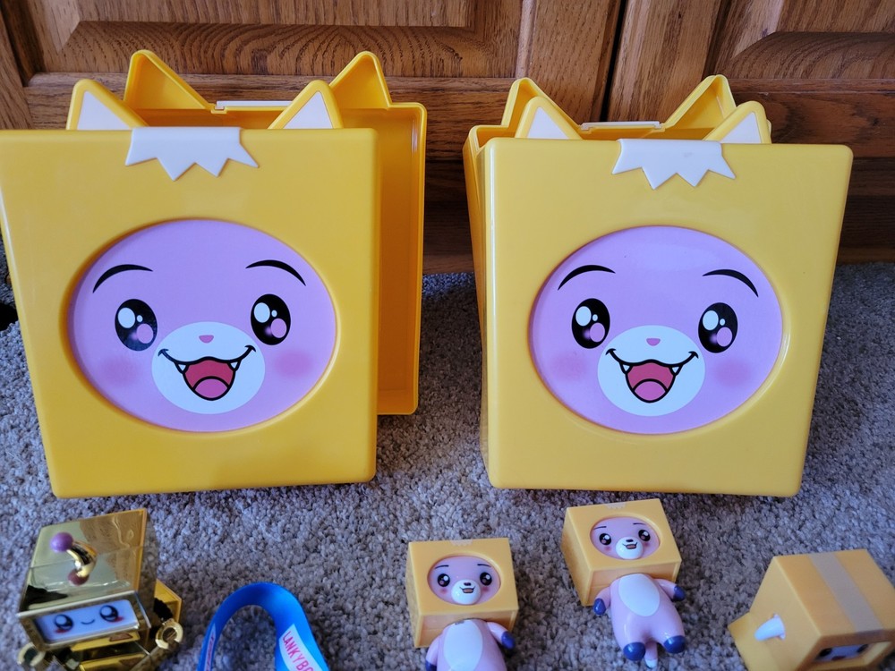 Lanky box 2 Mini Foxy mystery empty plastic boxes With Figures
