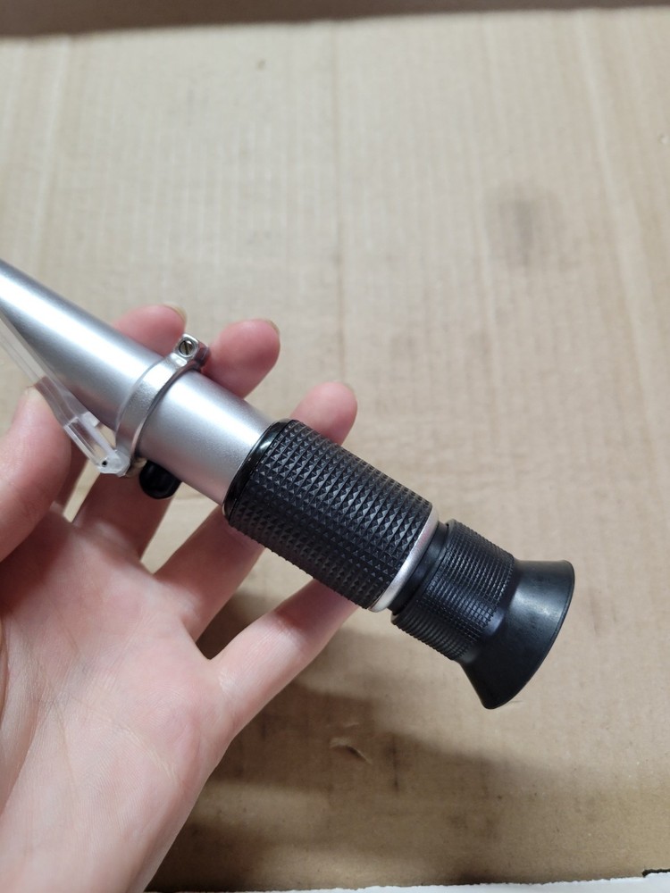 Hand/Portable Refractometer (Features ATC)