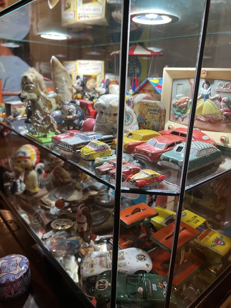 1990 HUMMEL STORE DISPLAY CASE, BEAUTIFUL SOLID CASE WITH 2 LOCKING DOORS
