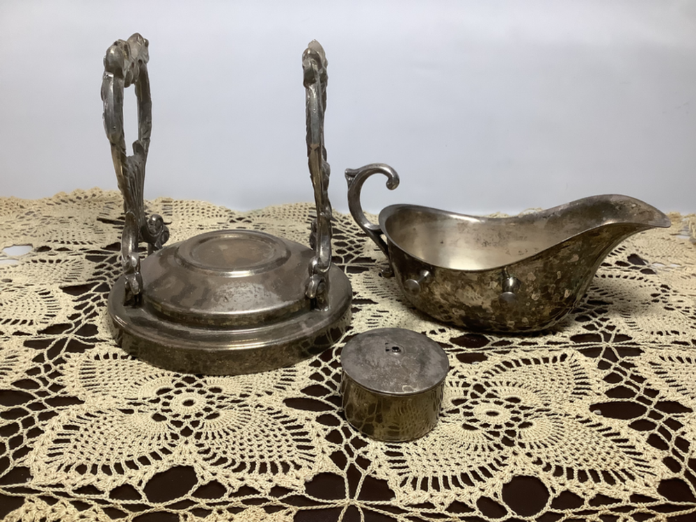 English Silver Mfg Corp Vtg Gravy Boat on Ornate Warming Stand, Silverplate