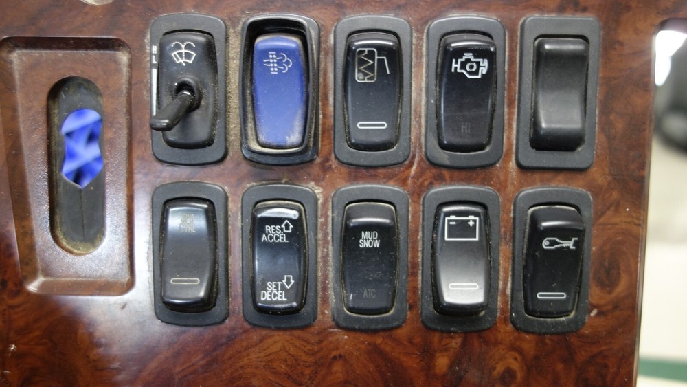 Mack CXU613 SWITCH PANEL Dash Panel - Used | P/N 84MT5102M