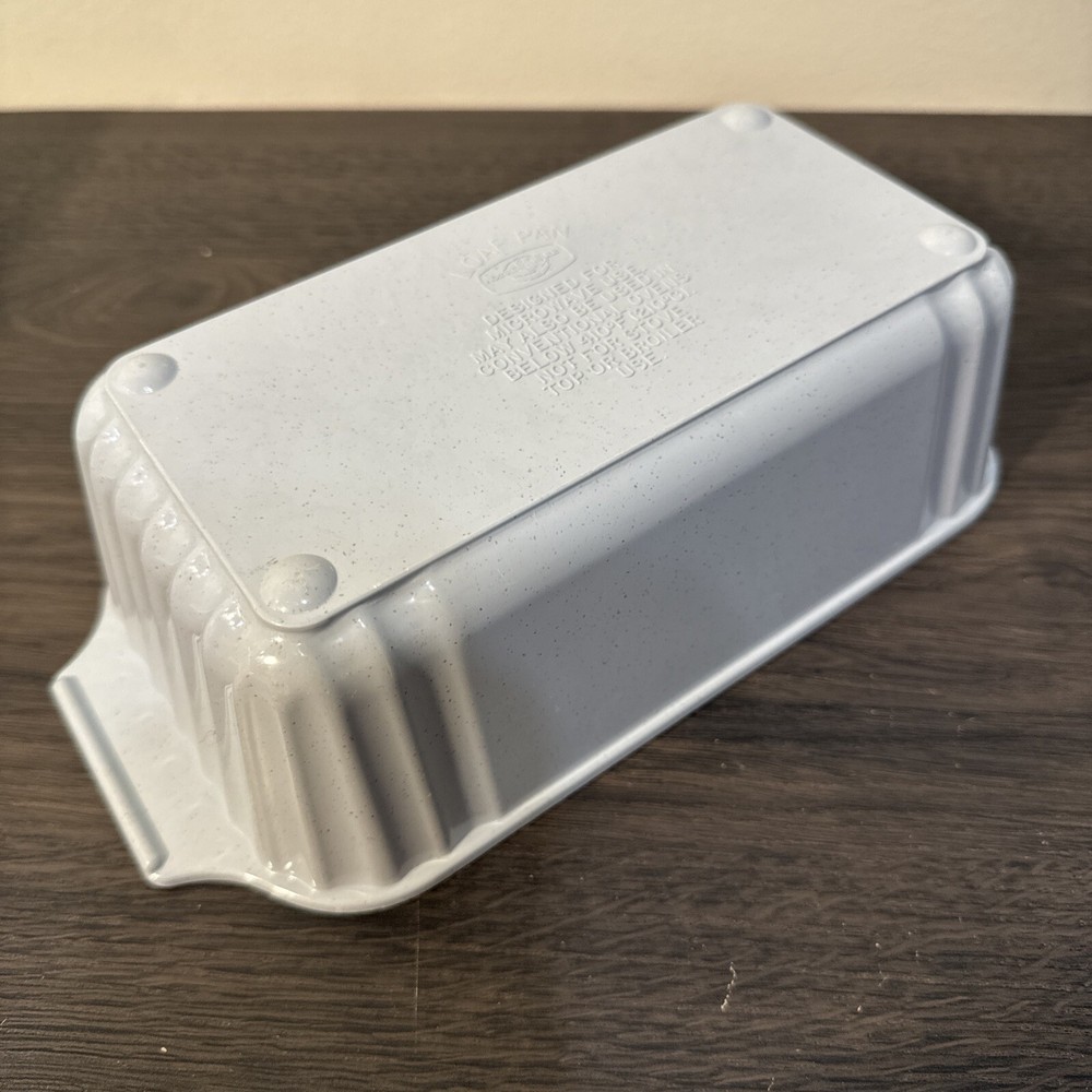 NORDIC WARE MICROWAVE OR OVEN LOAF PAN 8.5x4.5x3” EUC
