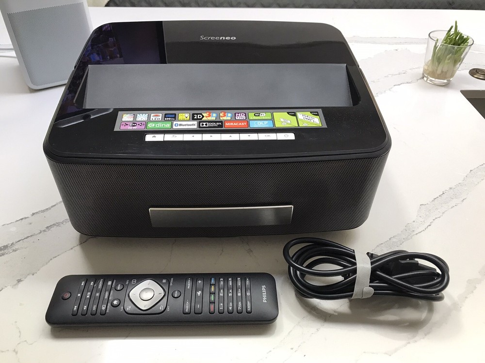 Philips Screeneo HDP1690 UST Projector