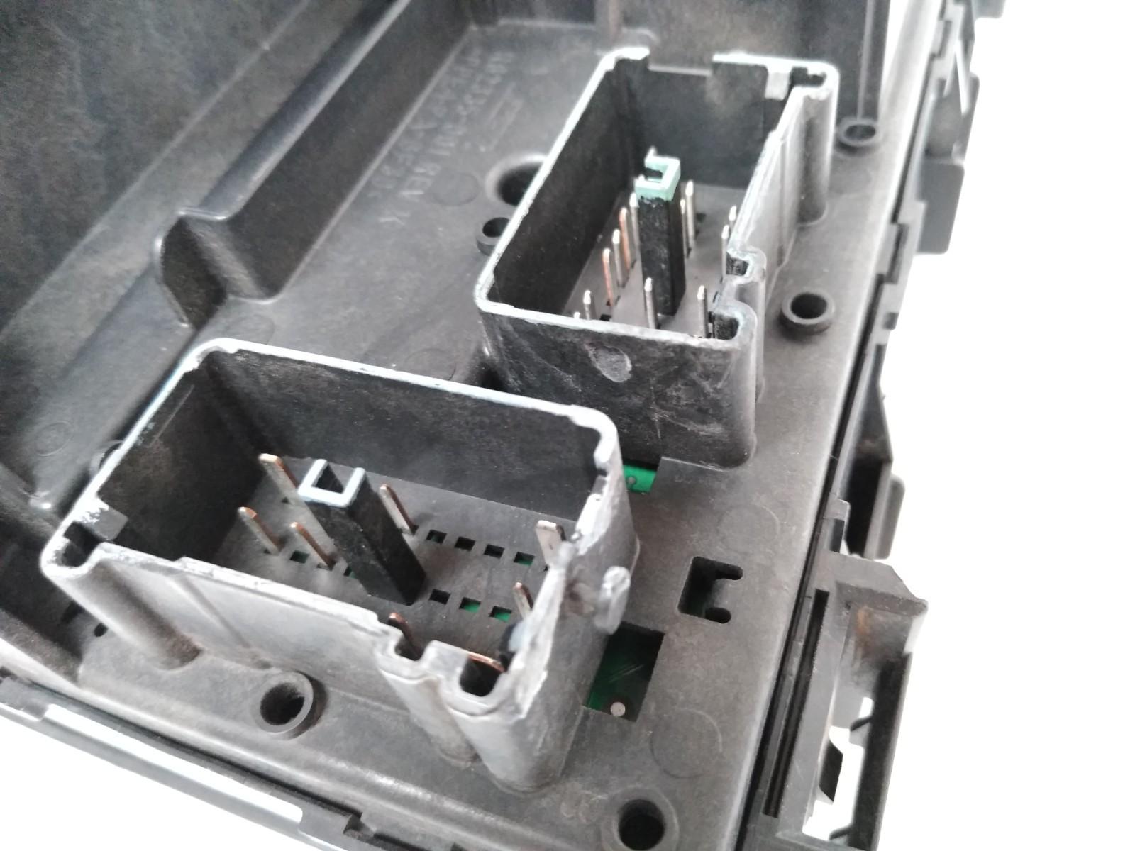 04692300AB Dodge 2009 Nitro Jeep Liberty Fuse Box Integrated TIPM TEMIC OEM H75