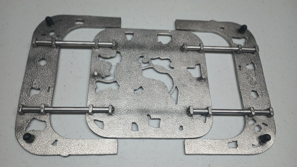 Lenox Grapevine Pattern Metal Expandable Trivet