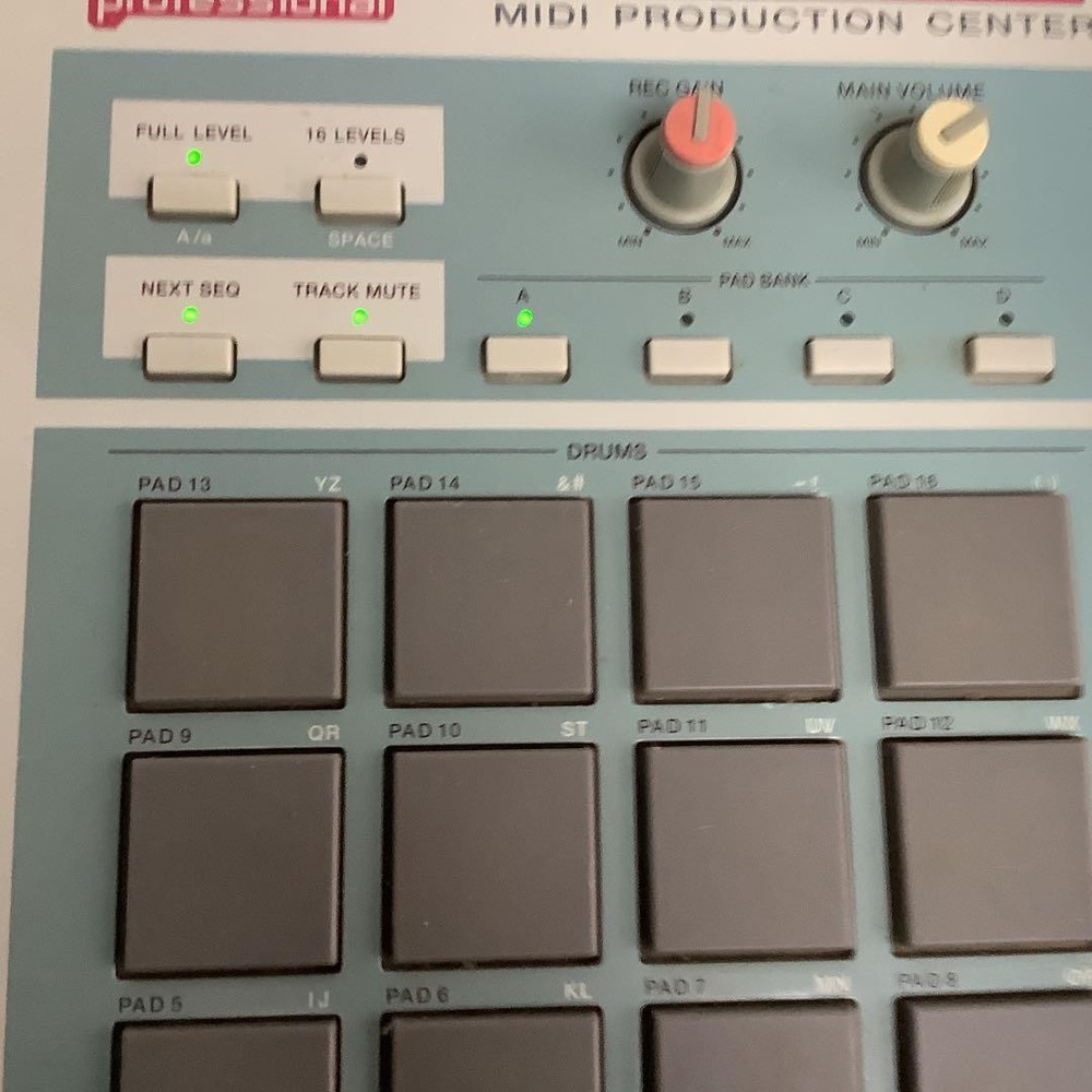 AKAI MPC2000XL sampler