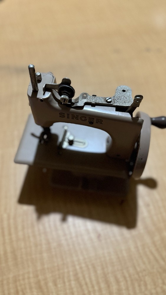 Vintage Singer Mini Sewing Machine 29962