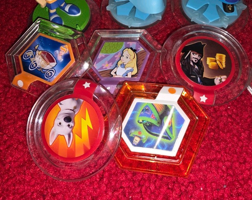Disney Infinity Wii Bundle Game, Base, Characters, Power Discs, Cards