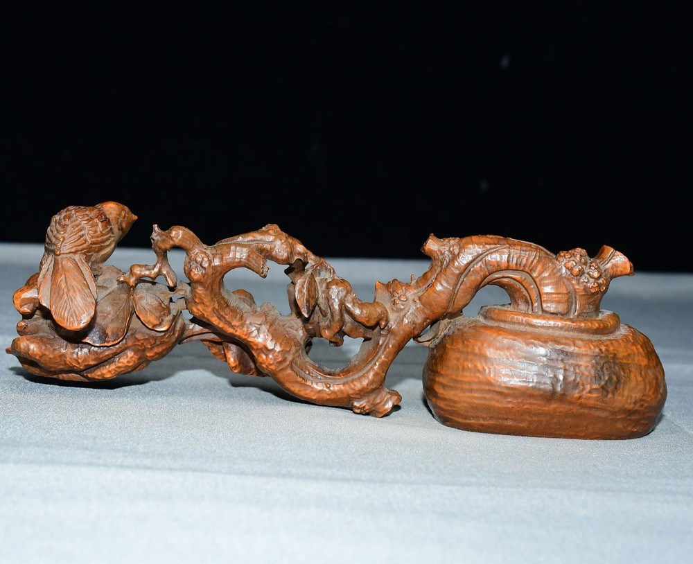 Exquisite Small Leaf Boxwood Buddha Figurine with Joyful Eyebrows