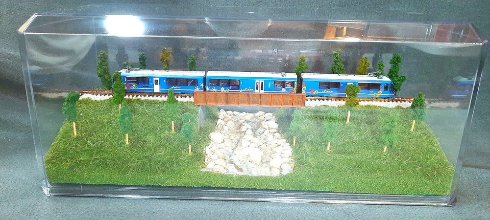 N SCALE- SINGLETRACK 16"-BRIDGE w/ STREAM "SUMMER SCENE" TRAIN DISPLAY CASE