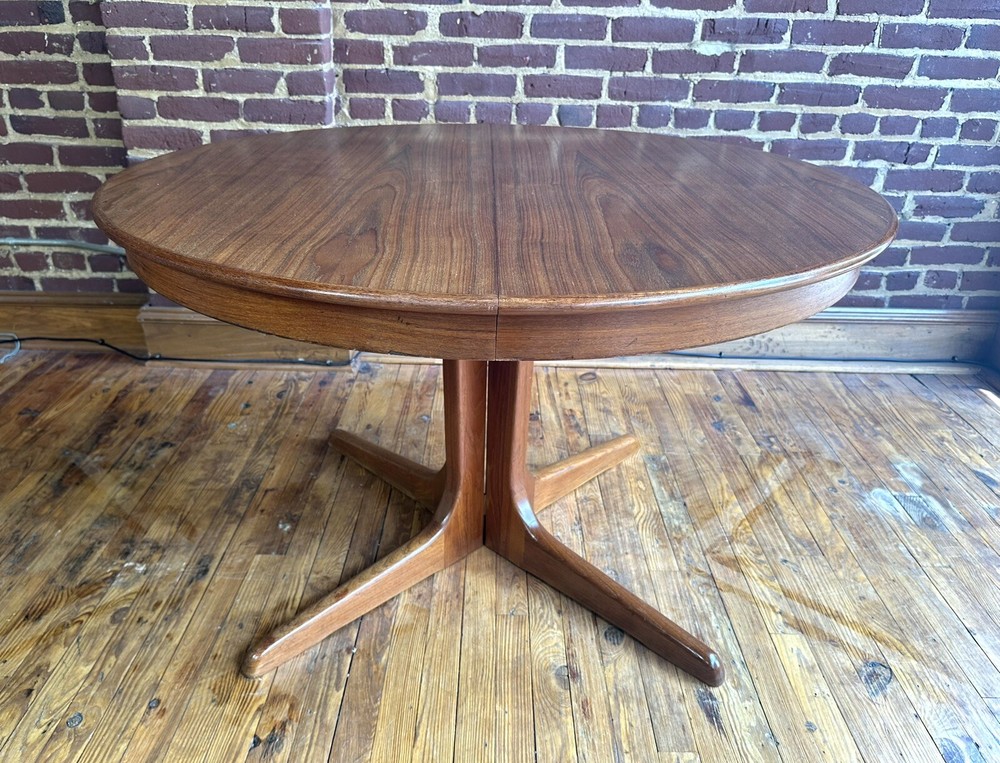 Danish Mid Century Modern Model 462 Teak Extension Dining Table w/ Two Leafs