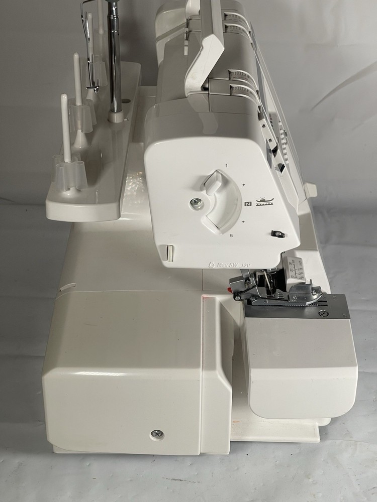 Husqvarna Viking Huskylock 936 Sewing Machine
