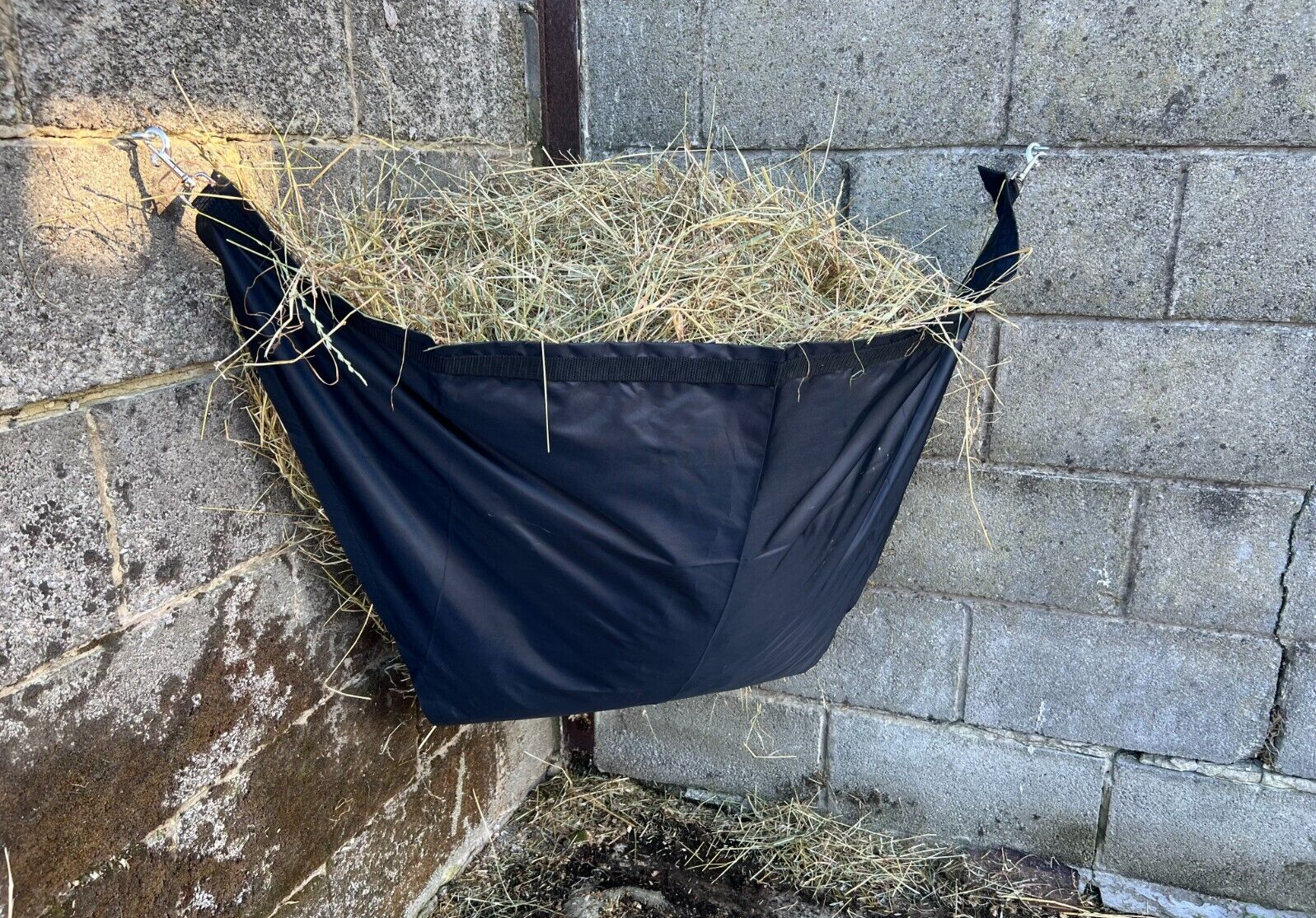 Turners Hay Sling Hay Bar Quick Fill Large Hay Corner Feeder Waterproof Haynet