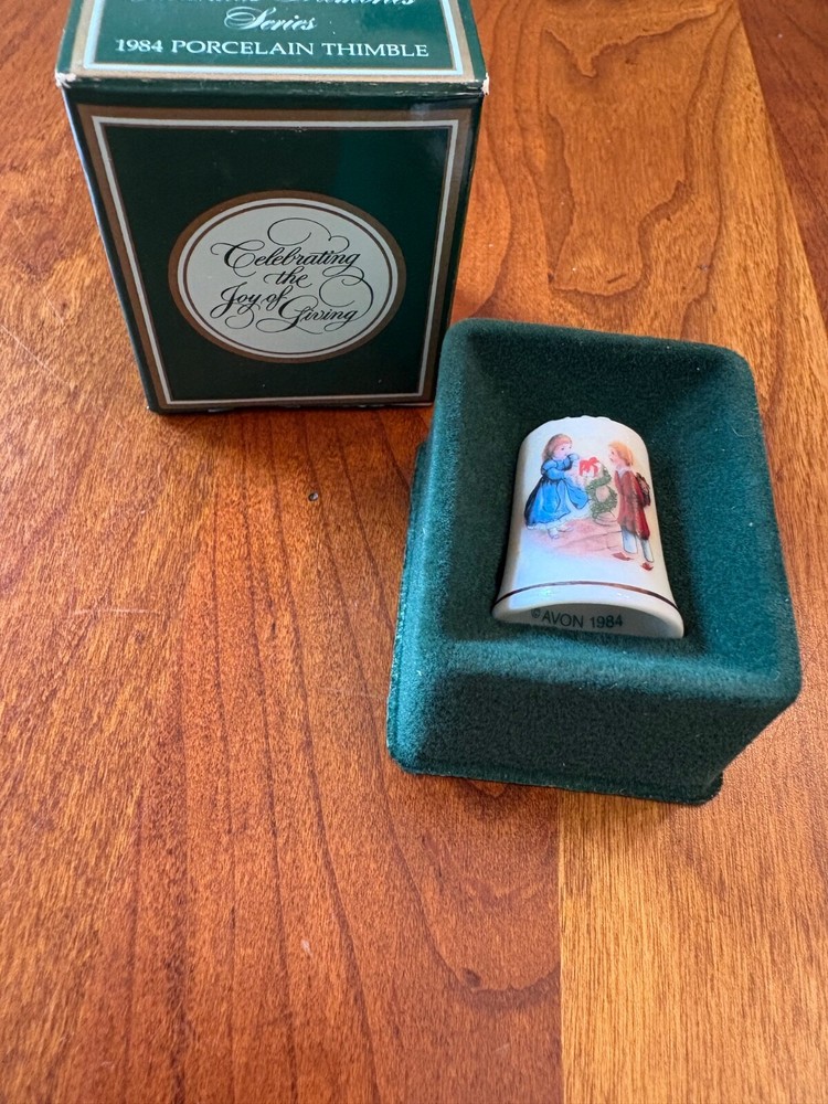 Avon Christmas Series Porcelain Thimble 1984