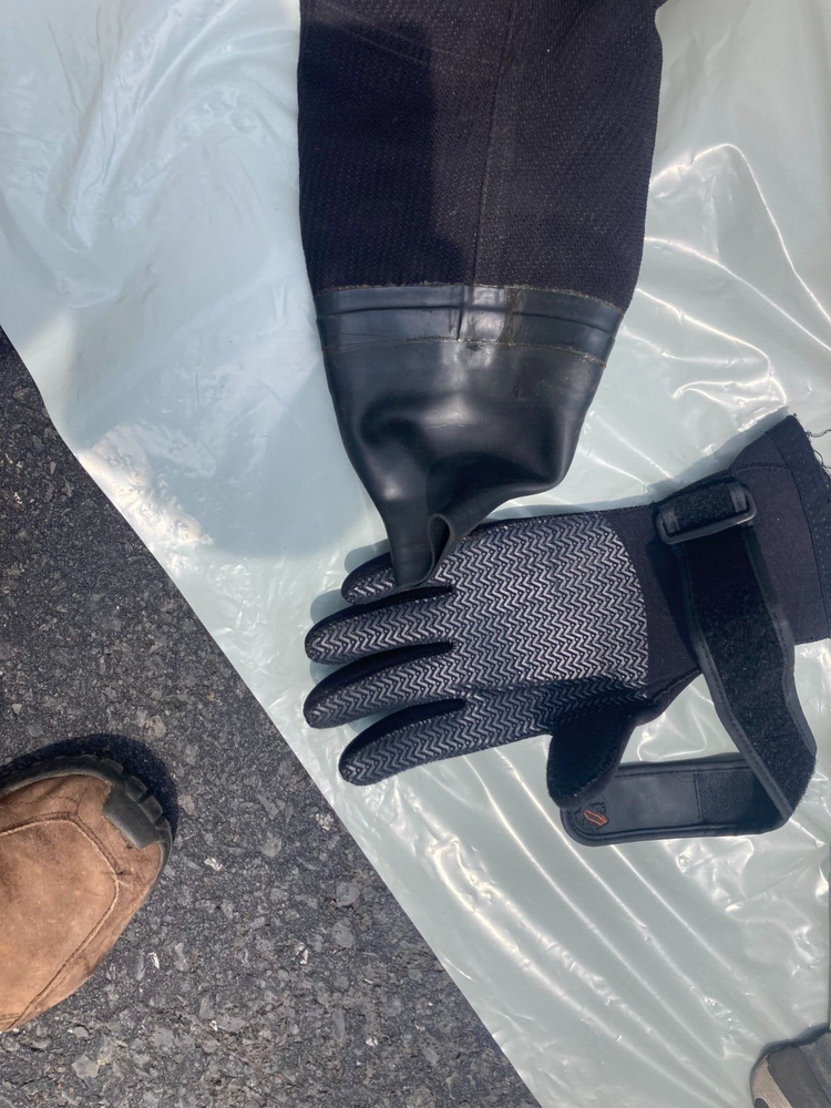 PINNACLE EVOLUTION DRY SUIT WITH TECHNISUH FLIPPERS AND BAG AND GLOVES