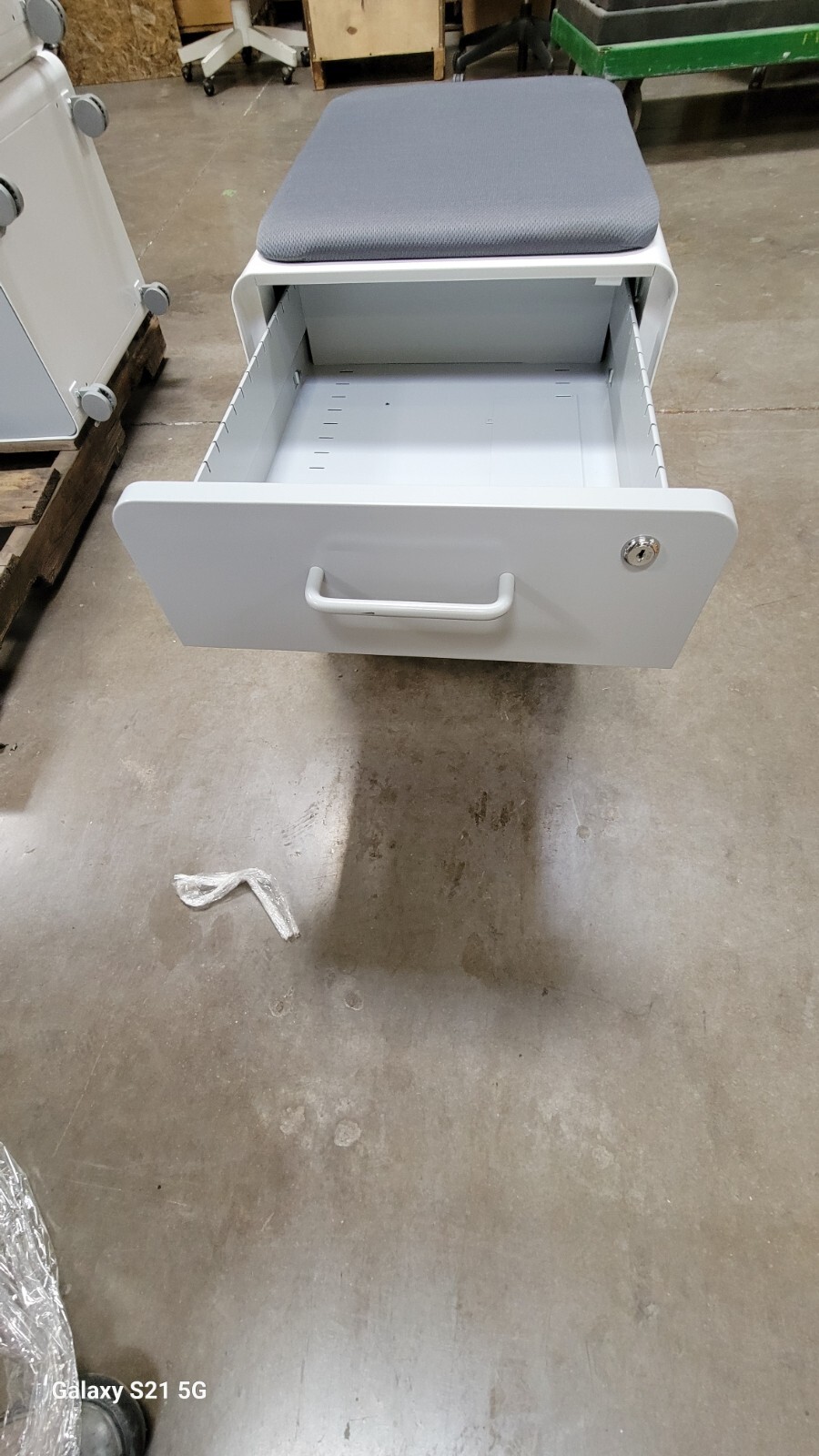 EXCELLENT White Mini Stow 2-Drawer File Cabinet, Rolling 104732 + KEYS