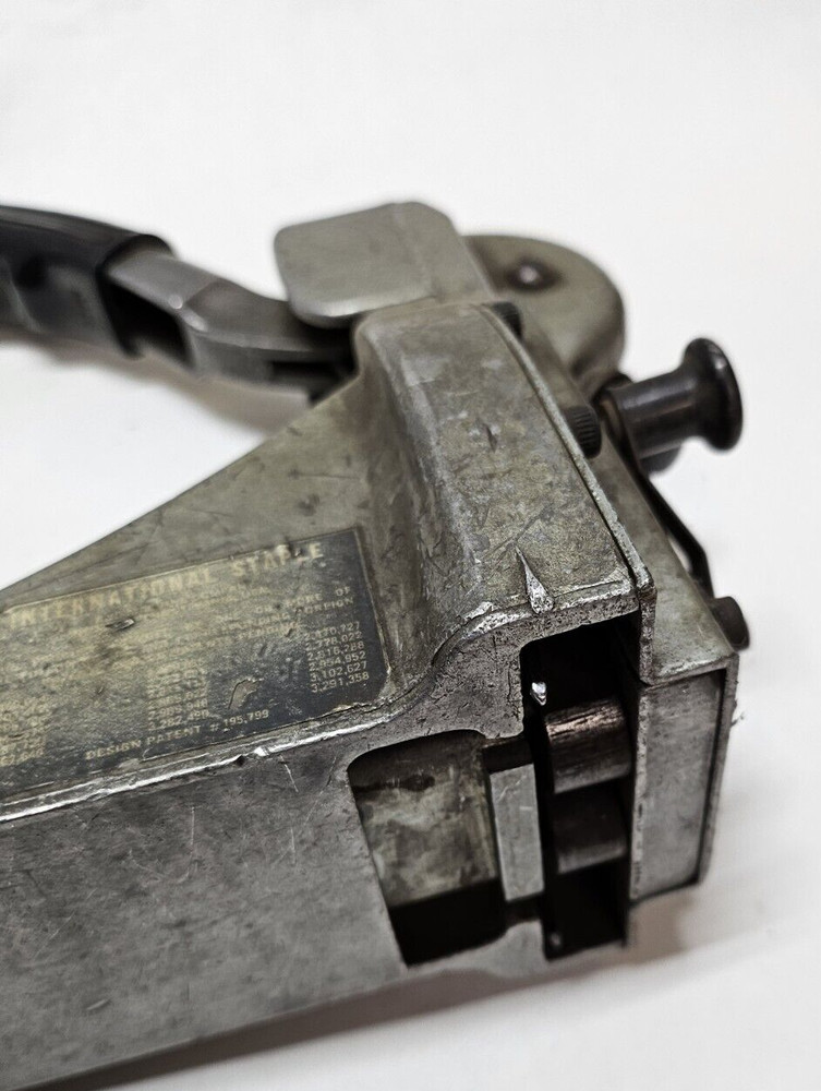 International Staple & Machine Co. HB5A56310 Hand Boxer Stapling Machine