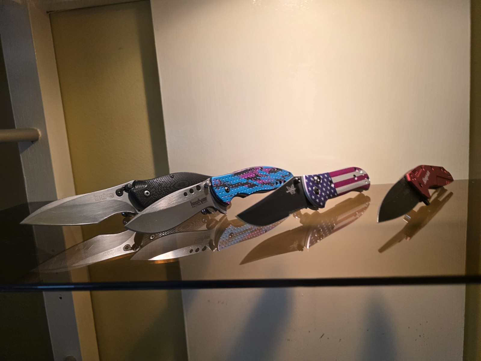 20 Knife Display Stands. It a Magnetic Kickstand for your knives to display them