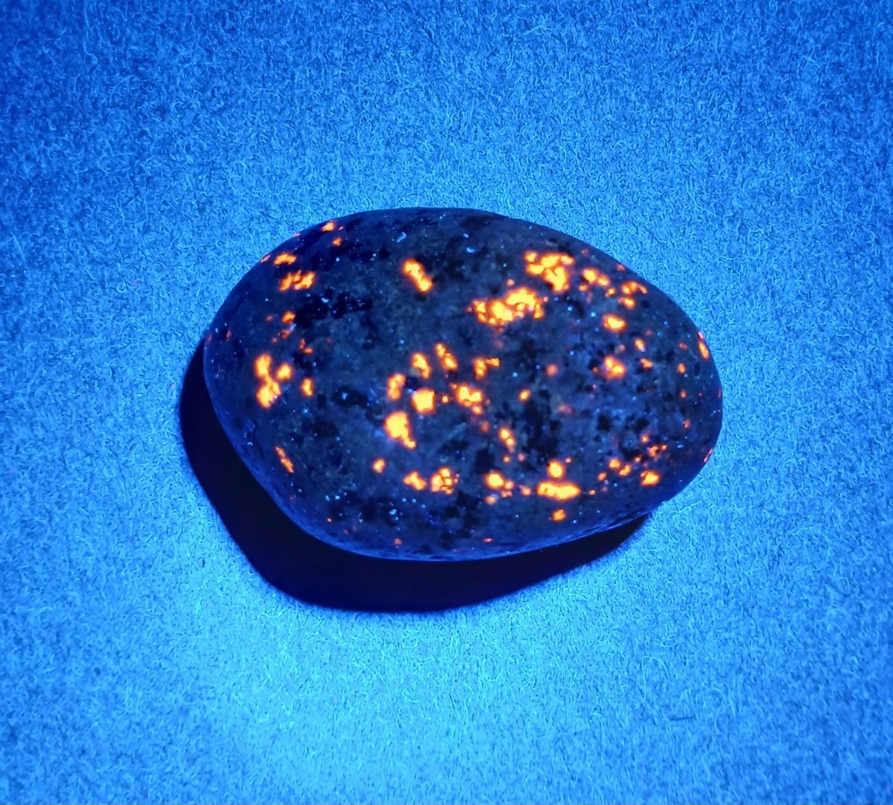 Fluorescent Sodalite ( Yooperlite )   2.1 oz.    A Bright Yooperlite