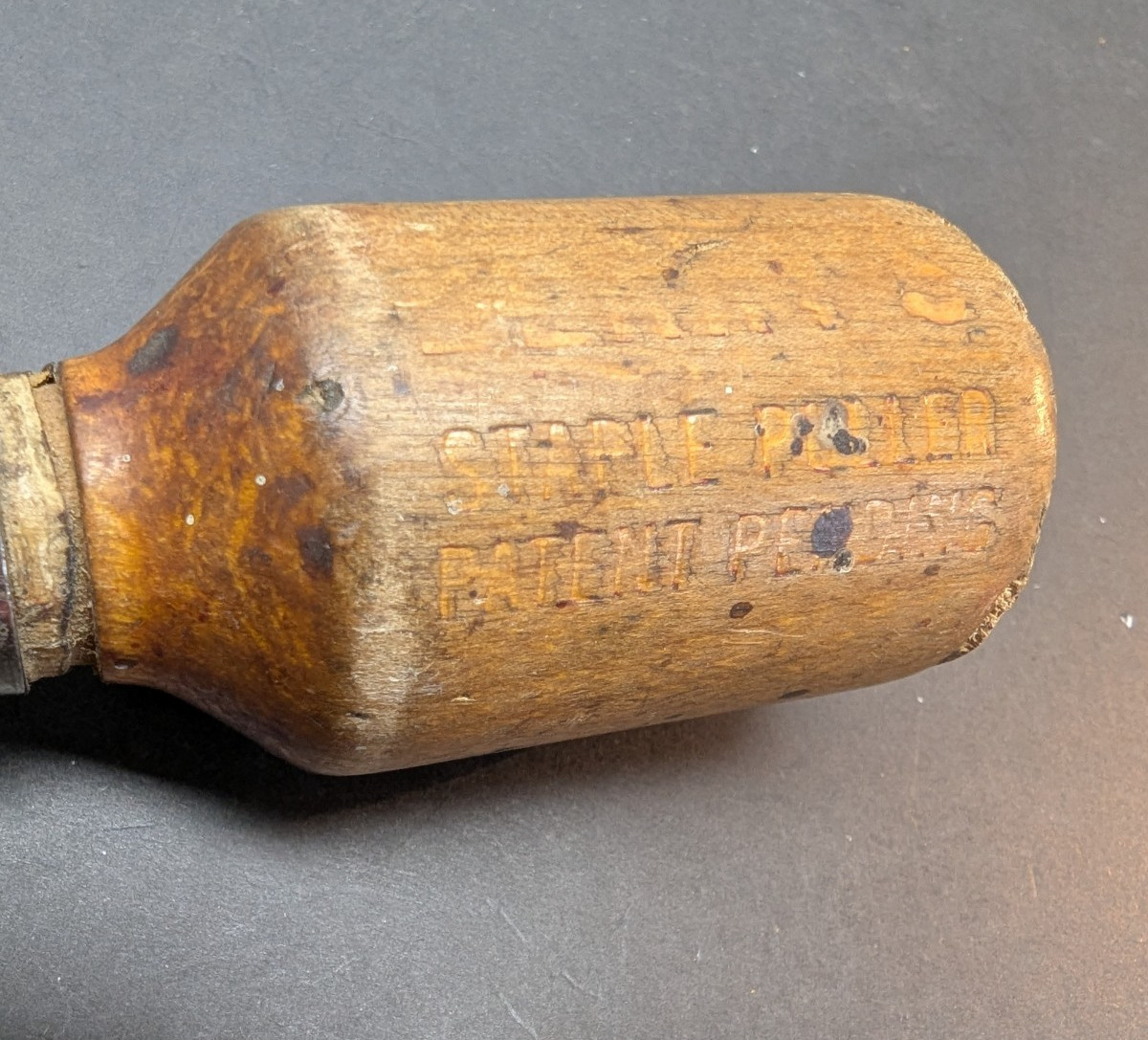 Berry’s Staple Remover Puller for Upholstery Pool Table Recover Wooden Handle 6"