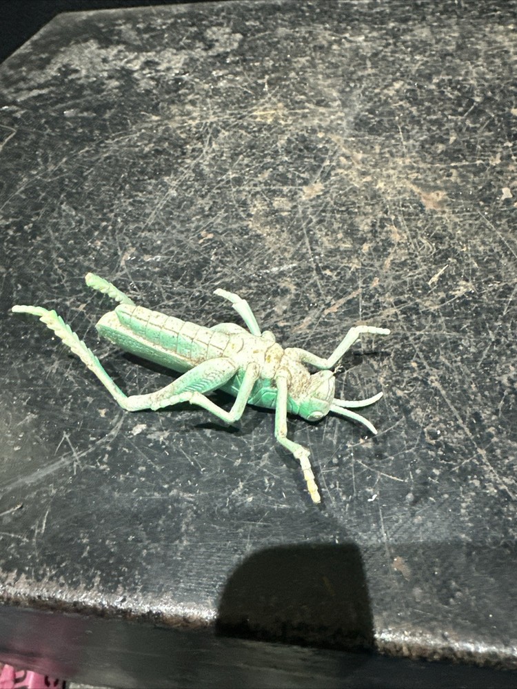 Faux / Pretend grasshopper Ref D9