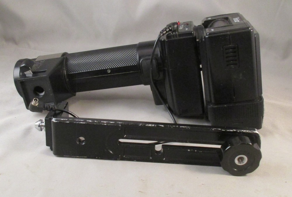 Vivitar 3900 Auto Thyristor Flash w/bracket, cable & block used good condition