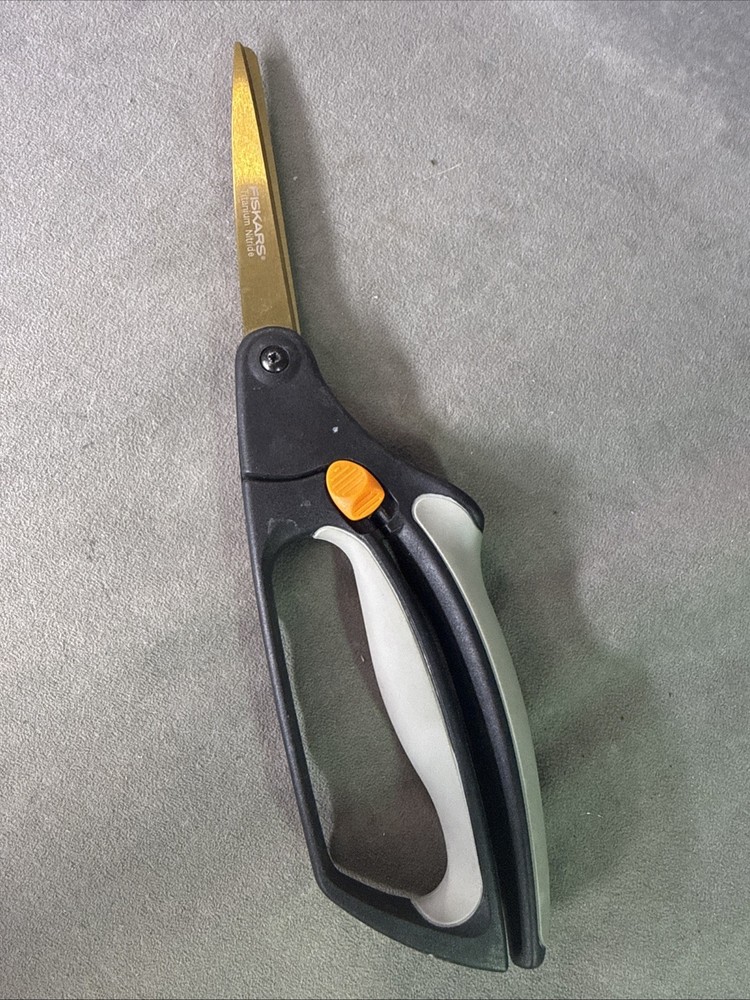 Fiskars Softouch Microtip Pruning Snips With Safety Lock