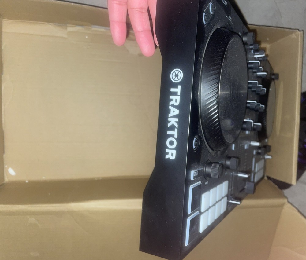 Native Instruments Kontrol S2 MK3 Double Deck Controller - 25421