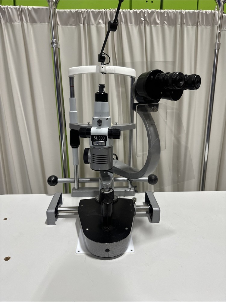 Essilor SL300 Slit Lamp With Franklin Automatic Table