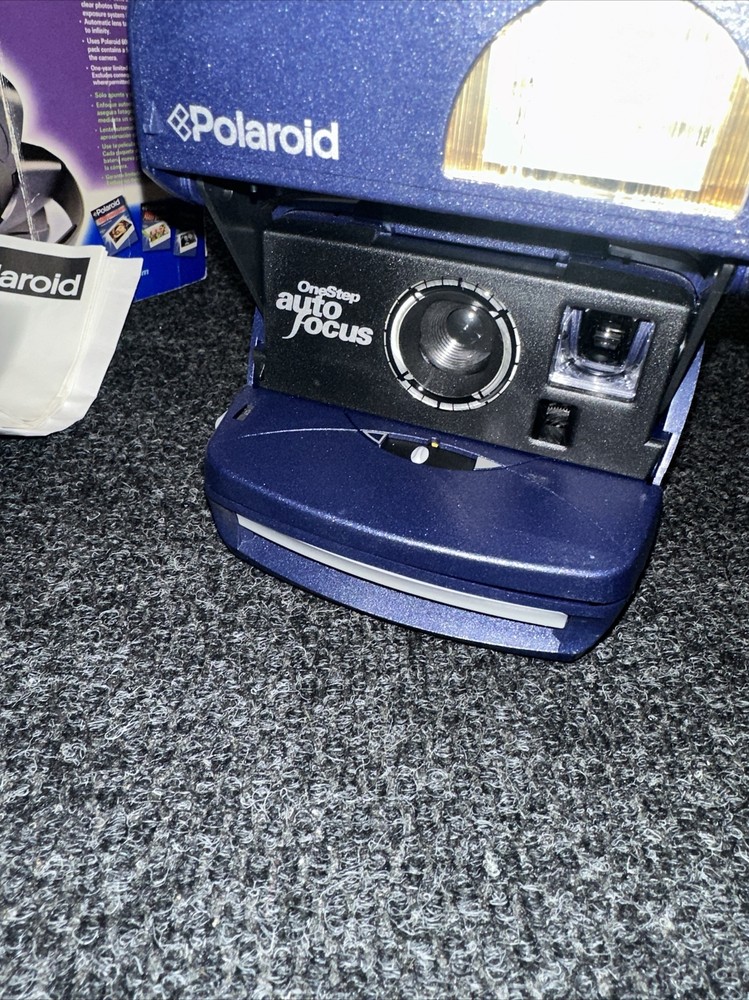 Polaroid One Step Auto Focus 600 SE Camera in Box Handle Broken.