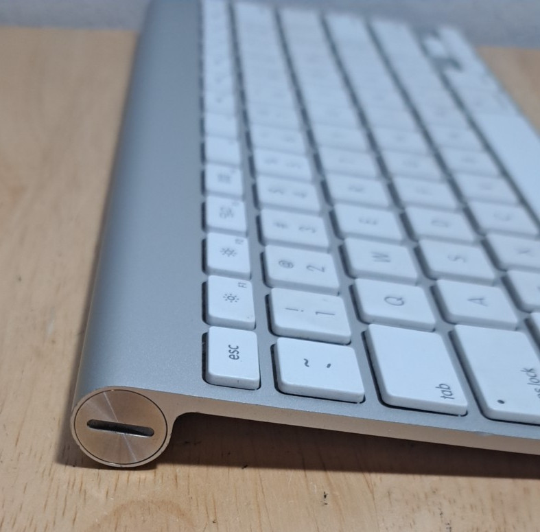 Apple A1314 Wireless/Bluetooth Keyboard Silver