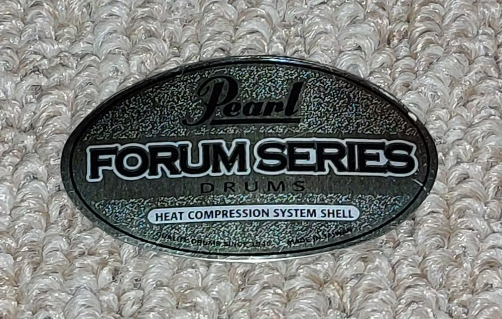 Pearl Forum Series Drum Badge (535)
