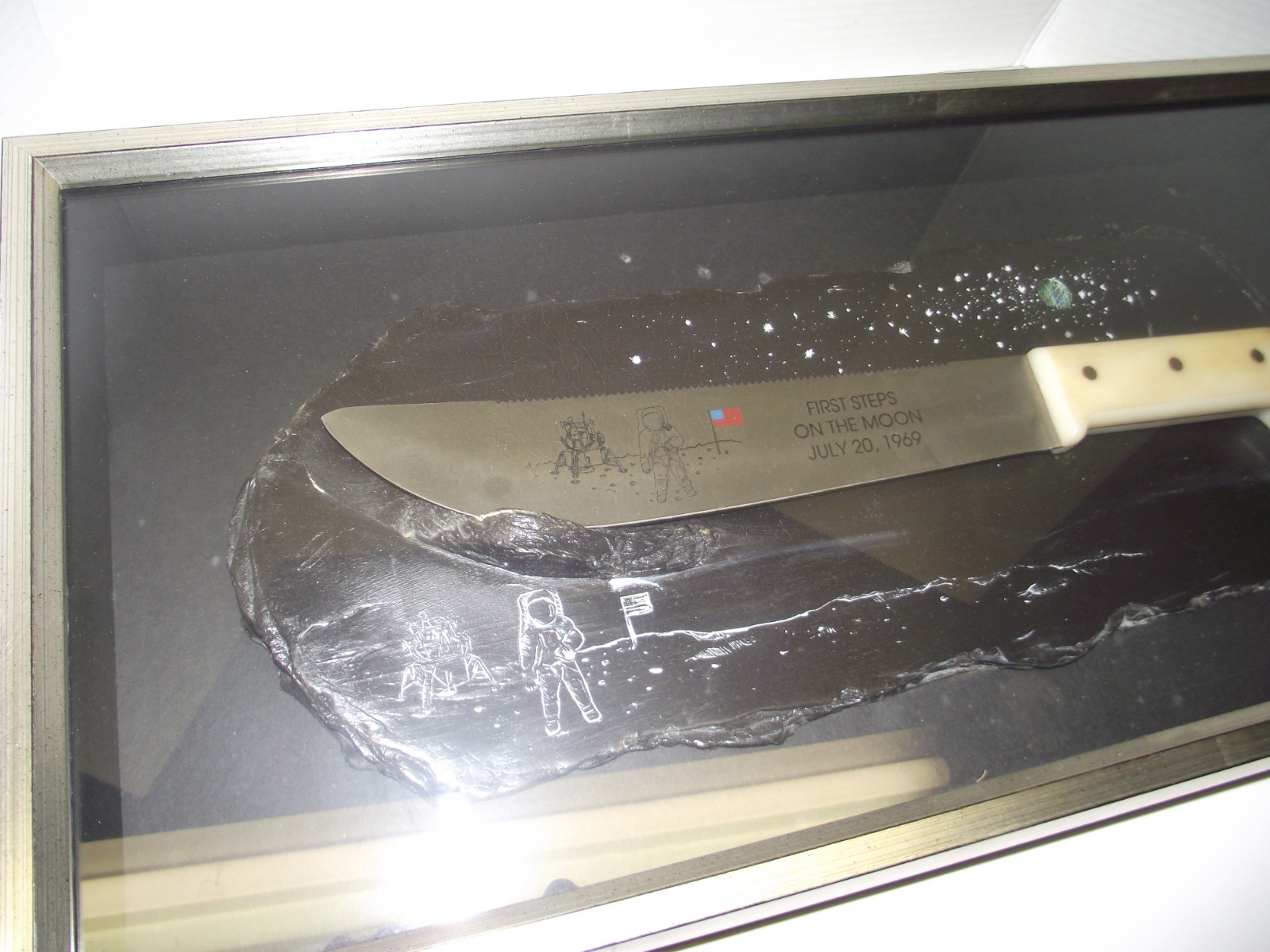 Case xx 1989 Apollo 11 Commemorative First Steps on the Moon Knife in Display