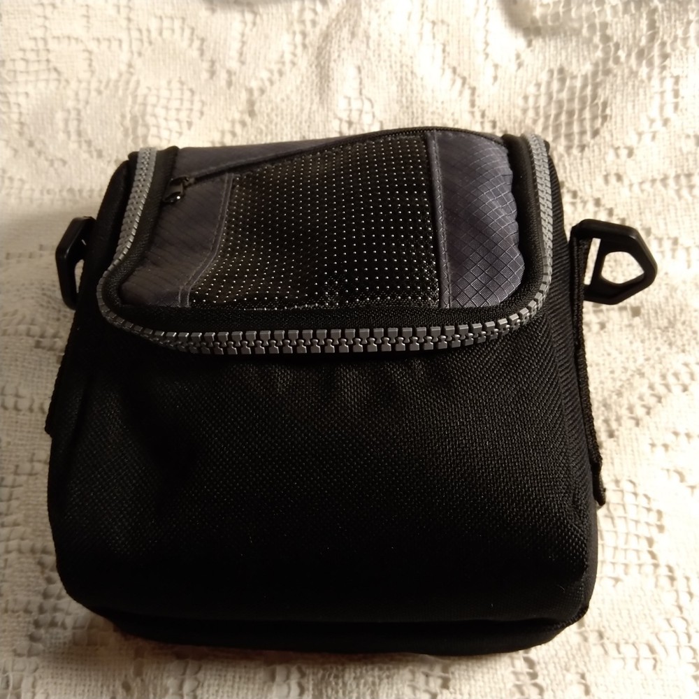 DIGITAL VIDEO 6.6 MEGA PIXEL CAMERA & CASE WIRES BOOKLET CD UNTESTED CLEAN