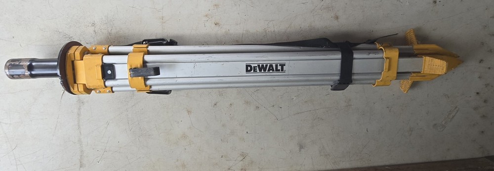 Leveling Staffs Dewalt Tripod Spectra Precision Laser LL 500 Apache Detector