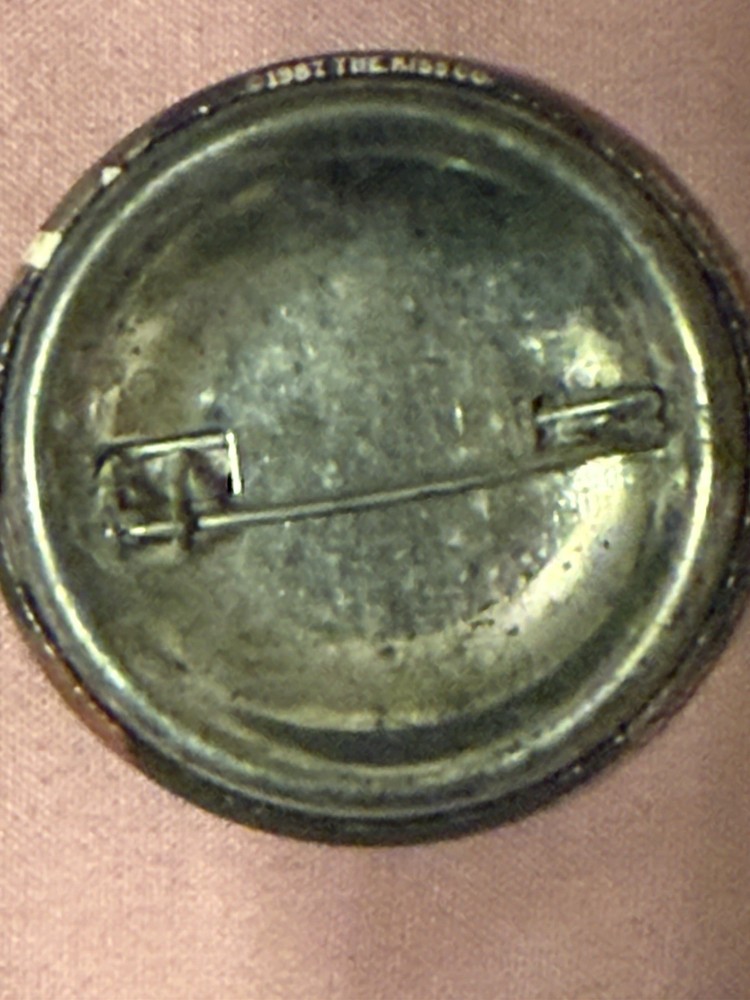 Kiss (vintage) jacket pin