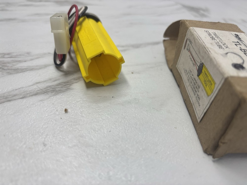 NOS TL-BLX TWIST LOCK STROBE LAMP