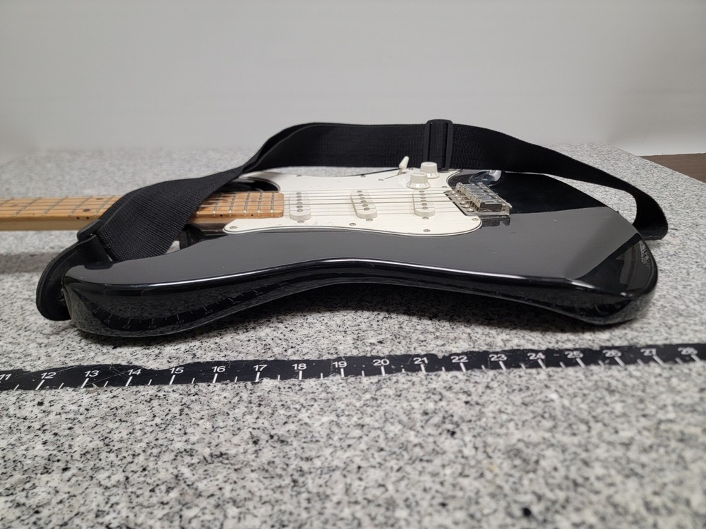 Behringer 6-String Solid Electric Guitar Black & White